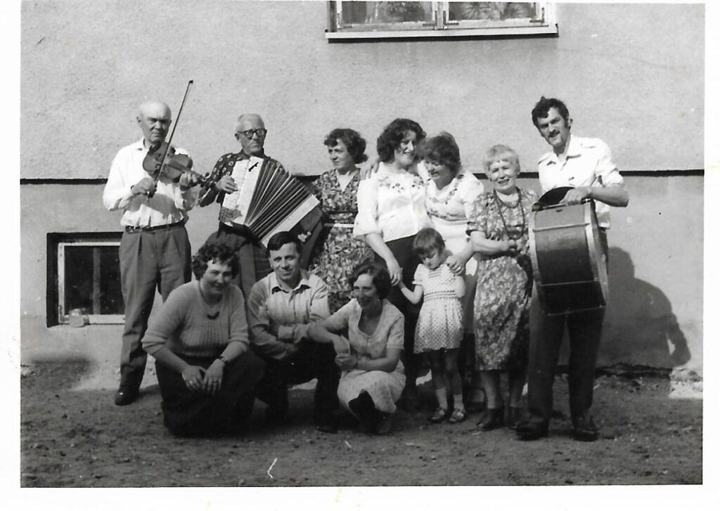 Od lewej: Dymitr Hodowaniec, Edward Dębiński, rodzina i przyjaciele
